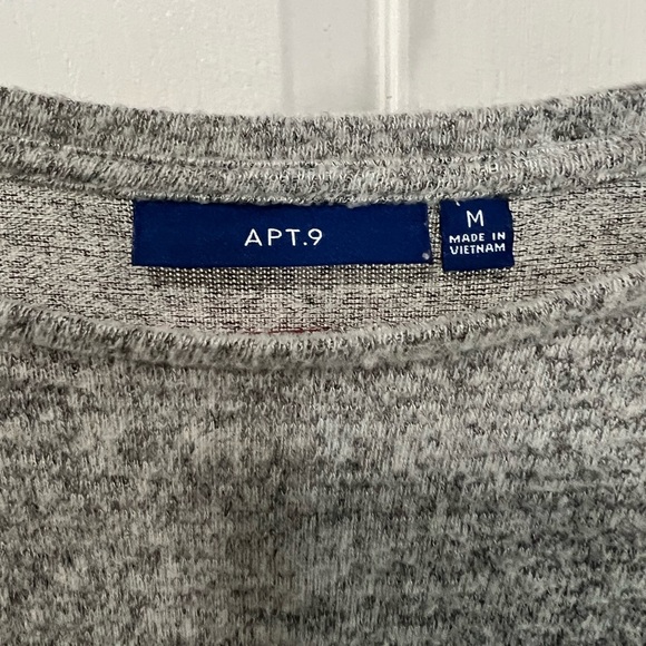 Women’s gray sweater with bell sleeves. Like New condition, size M - Picture 3 of 3